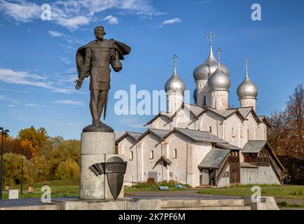 Weliki Nowgorod, Russland - 09. Oktober 2022: Denkmal des Großherzogs Alexander Newski in der Nähe der alten Kirche von Boris und Gleb in Plotniki Stockfoto