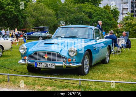 BADEN BADEN, DEUTSCHLAND - JULI 2019: Hellblaues ASTON MARTIN DB4 Coupé 1958 1963, Oldtimer-Treffen im Kurpark. Stockfoto