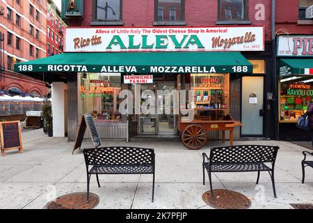 [Historisches Schaufenster] Alleva Dairy, 188 Grand St, New York, NYC, Foto eines Käseläden in Manhattans Stadtviertel Little Italy. Stockfoto