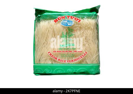 Ein 2-lb-Paket Tufoco Bambusbaum der Marke Fresh Rice Vermicelli bún Tươi isoliert auf weißem Hintergrund. Ausschnittbild für Illustration und Editorial. Stockfoto