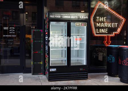 Ein pflanzenbasierter, derzeit leerer Kühlschrank ohne Fleisch, ohne Milchprodukte auf dem Essex Street Market in der Lower East Side von Manhattan, New York. Stockfoto