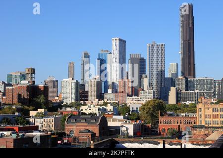 Die Skyline von Downtown Brooklyn aus dem Gowanus-Viertel, New York City, Oktober 2022. Stockfoto
