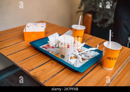 Krakau, Polen - 25. August 2022: Linkes Tablett im McDonald's-Restaurant. McDonald's ist eine amerikanische Hamburger- und Fast-Food-Restaurantkette. Stockfoto