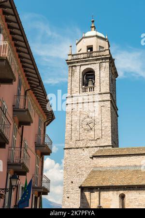 Blick auf den Glockenturm der Kirche San Giacomo in Bellagio, am Comer See, Lombardei, Italien Stockfoto