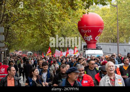 Aktivisten der CGT (Confédération Générale du Travail), einer französischen Gewerkschaft, marschieren während einer Protestdemonstration Stockfoto