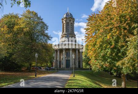 Saltaire Vereinigte reformierte Kirche im Herbst. Diese berühmte viktorianische Kirche wurde 1859 von Sir Titus Salt erbaut. Saltaire ist ein Weltkulturerbe. Stockfoto