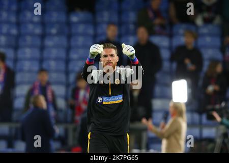 London, Großbritannien. 18.. Oktober 2022; Selhurst Park, Crystal Palace, London, England; Premier League Football, Crystal Palace versus Wolves; Torhüter Jose Sa von Wolverhampton Wanderers wärmt sich vor dem Anpfiff Credit: Action Plus Sports Images/Alamy Live News Stockfoto