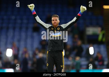 London, Großbritannien. 18.. Oktober 2022; Selhurst Park, Crystal Palace, London, England; Premier League Football, Crystal Palace versus Wolves; Torhüter Jose Sa von Wolverhampton Wanderers wärmt sich vor dem Anpfiff Credit: Action Plus Sports Images/Alamy Live News Stockfoto