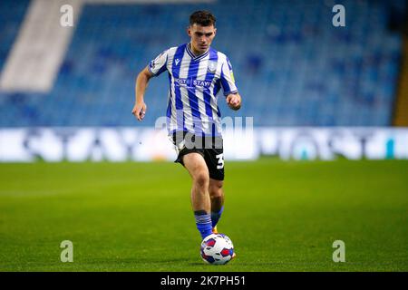 Sheffield, Großbritannien. 18. Oktober 2022. Will Trueman #38 von Sheffield Mittwoch während des Papa John's Trophy Spiels Sheffield Wednesday vs Leicester City U21 in Hillsborough, Sheffield, Großbritannien, 18.. Oktober 2022 (Foto von Ben Early/News Images) in Sheffield, Großbritannien am 10/18/2022. (Foto von Ben Early/News Images/Sipa USA) Quelle: SIPA USA/Alamy Live News Stockfoto