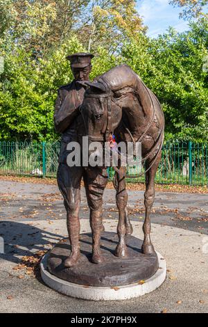 Die Romsey war Horse Statue im Romsey war Memorial Park, Hampshire, England, Großbritannien, von der lokalen Künstlerin Amy Goodman Stockfoto