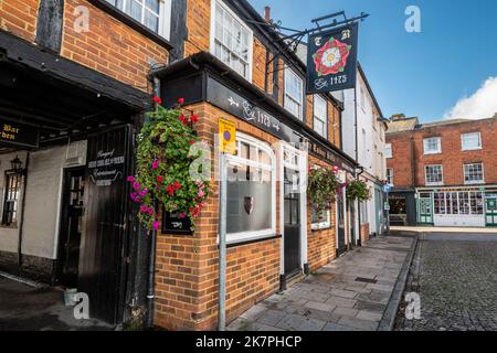 Das Tudor Rose Pub in Romsey, Hampshire, England, ein historisches Gasthaus Stockfoto