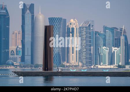 Doha, Katar - 14. Oktober 2022: Die ‘7’ Skulptur von Richard Serra befindet sich am Pier des Museums für Islamische Kunst in Doha, Katar. Stockfoto