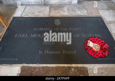 Das Grab von Earl Mountbatten von Burma, Admiral der Flotte, ermordet im Jahr 1979, Romsey Abbey, Hampshire, England, VEREINIGTES KÖNIGREICH Stockfoto