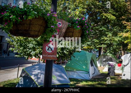 Am Donnerstag, den 6. Oktober 2022, wird auf dem McPherson Square in Washington, DC, ein „No Camping“-Schild angebracht. Wo die Leute diesen öffentlichen Park Zuhause nennen. Nach Angaben von Menschen, die im Park leben, gab es hier Obdachlose vor der Regierung von Präsident Biden, aber seit seiner Amtszeit als Präsident sind mehr Menschen angekommen. Es gibt ein paar Dutzend Zelte im Park, mit Waschküche, die an Ästen, Stühlen, Tischen und sogar zwei tragbaren Badezimmern hängt. Ein Trinkbrunnen sorgt für eine schnelle Bademöglichkeit. Kredit: Rod Lampey/CNP/Sipa USA (BESCHRÄNKUNG: KEINE New York oder New Jersey Zeitungen oder neu Stockfoto