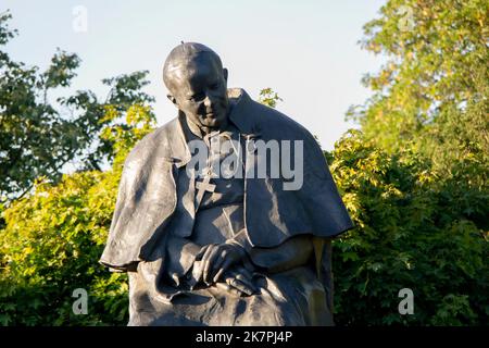 TORUN, POLEN - 11. AUGUST 2022: Statue von Papst Johannes Paul II. In Torun, Polen Stockfoto