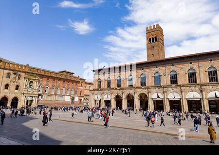 BOLOGNA, ITALIEN - 19. APRIL 2022: Palazzo del Podesta und Piazza Maggiore Stadtplatz in Bologna mit Touristen Stockfoto