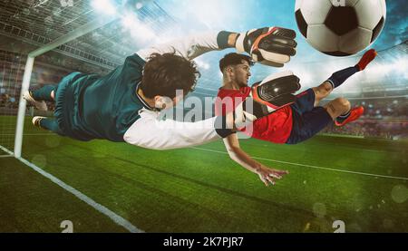 Fußballstürmer in roter Uniform trifft den Ball mit einem akrobatischen Kick im Stadion Stockfoto