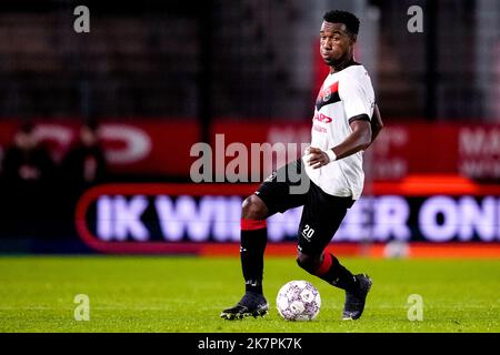 ALMERE, NIEDERLANDE - 18. OKTOBER: Hamdi Akujobi vom Almere City FC während des niederländischen TOTO KNVB Cup-Spiels zwischen dem Almere City FC und TOP Oss am 18. Oktober 2022 im Yanmar Stadion in Almere, Niederlande (Foto: Patrick Goosen/Orange Picts) Stockfoto