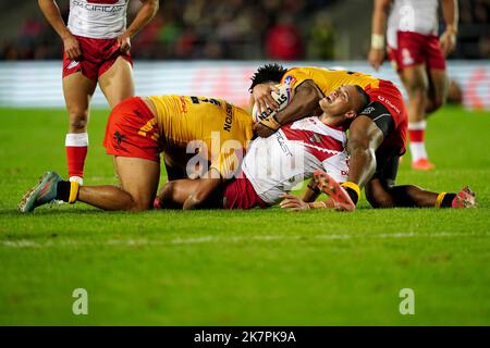 Tongas Tuimoala Lolohea wird von Alex Johnston (links) und Nixon Putt (rechts) aus Papua-Neuguinea während des Rugby-League-Weltcup-Spiels der Gruppe D im Totally Wicked Stadium, St. Helens, angegangen. Bilddatum: Dienstag, 18. Oktober 2022. Stockfoto