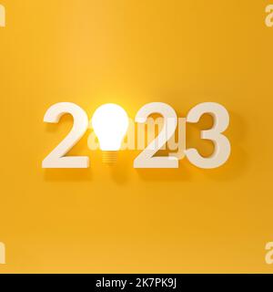 Glühlampe mit Neujahr 2023 auf gelbem Hintergrund. 3D Abbildung. Stockfoto