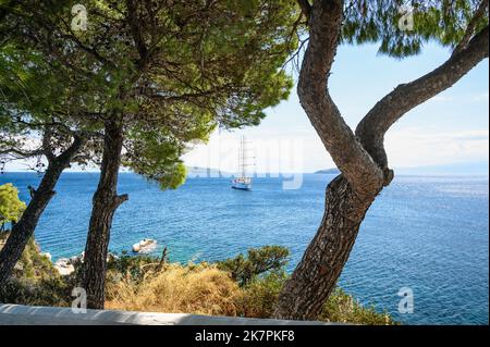 Clipper-Stil-Schiff vor Skiathos Stockfoto