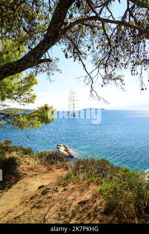 Clipper-Stil-Schiff vor Skiathos Stockfoto