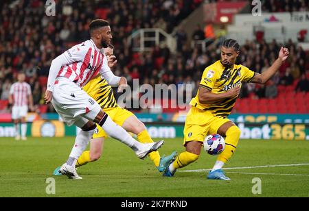 Tirese Campbell von Stoke City hat einen Schuss von Cameron Humphreys von Rotherham United während des Sky Bet Championship-Spiels im bet365 Stadium, Stoke, blockiert. Bilddatum: Dienstag, 18. Oktober 2022. Stockfoto