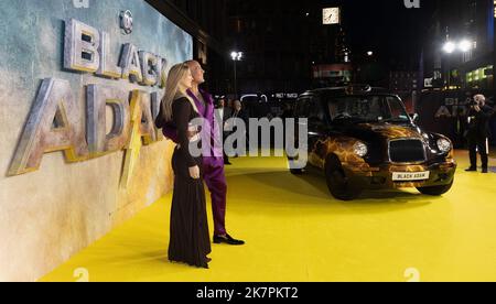 Ella Craig und Dwayne Johnson bei der britischen Premiere von Black Adam am Cineworld Leicester Square in London. Bilddatum: Dienstag, 18. Oktober 2022. Stockfoto