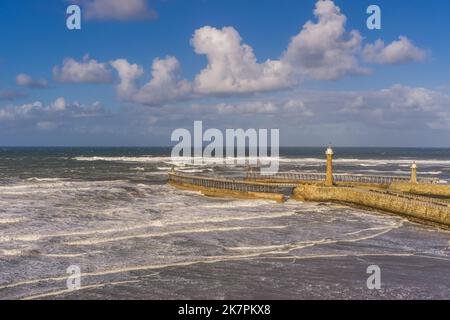 Blick von oben auf die Piers und Leuchttürme in Whitby, North Yorkshire Stockfoto