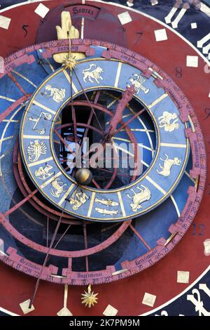 Details des antiken Uhrturms der Astronomie - Zytglogge in Bern, Schweiz Stockfoto