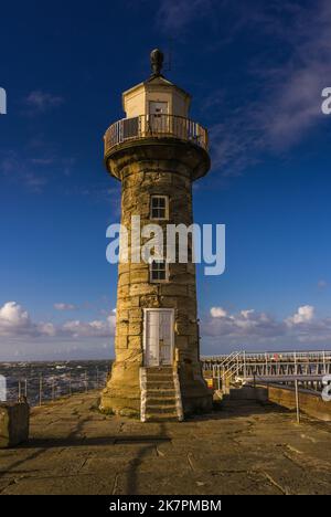 Der alte Leuchtturm aus Stein am East Pier, Whitby, North Yorkshire Stockfoto