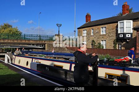 Zwei schmale Boote werden am Montag, den 17.10.2022, durch die Schleuse von Henhurst in der Nähe des Bodens des Schleusenfluges von Wigan gearbeitet Stockfoto