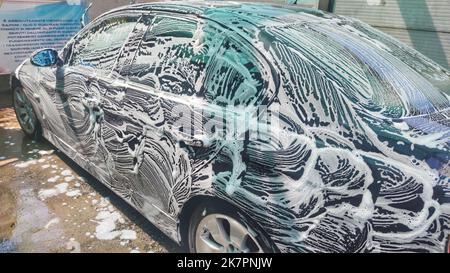 Autowäsche im Freien mit Schaumseife Stockfoto