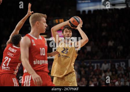 München, Deutschland. 18. Oktober 2022. Mike Tobey ( 23 Barcelona ) beim Turkish Airlines EuroLeague Basketball Match zwischen FC Bayern Basketball und FC Barcelona Basket im Audi Dome in München. (Foto: Julia Christin Kneissl/Sports Press Photo/C - EINE STUNDE DEADLINE - NUR FTP AKTIVIEREN, WENN BILDER WENIGER ALS EINE STUNDE ALT sind - Alamy) Quelle: SPP Sport Press Photo. /Alamy Live News Stockfoto