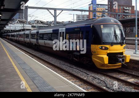 Leeds, Großbritannien - 24. September 2022: Ein elektrischer Personenzug (Klasse 333) am Bahnhof Leeds. Stockfoto