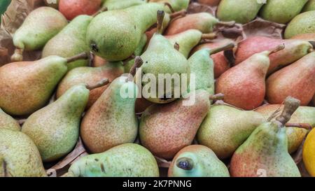 Birnenernte. Frische Birnen in einem Korb auf Regalen im Supermarkt als Hintergrund verwenden können. Close up Stockfoto