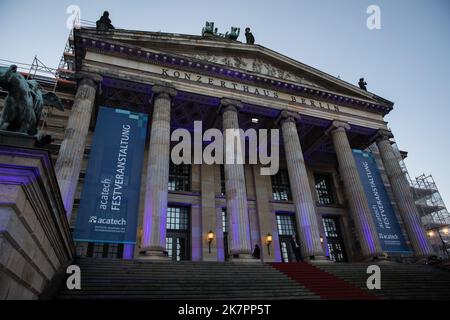 Berlin, Deutschland. 18. Oktober 2022. Olaf Scholz hielt am 18. Oktober 2022 eine Rede an der Deutschen Akademie der Technikwissenschaften in Berlin. Der Verband will die Politik in technikwissenschaftlichen und technologiepolitischen Fragen beraten. Darüber hinaus soll der Verein die Interessen der deutschen Technikwissenschaften im in- und Ausland vertreten. Die Akademie wird durch institutionelle Förderung des Bundes und der 16 deutschen Länder finanziert. (Foto: Michael Kuenne/PRESSCOV/Sipa USA) Quelle: SIPA USA/Alamy Live News Stockfoto
