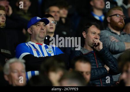 Huddersfield Town-Fans sehen sich während des Sky Bet Championship-Spiels Huddersfield Town gegen Preston North End im John Smith's Stadium, Huddersfield, Großbritannien, 18.. Oktober 2022 ängstlich an (Foto von Steve Flynn/News Images) Stockfoto