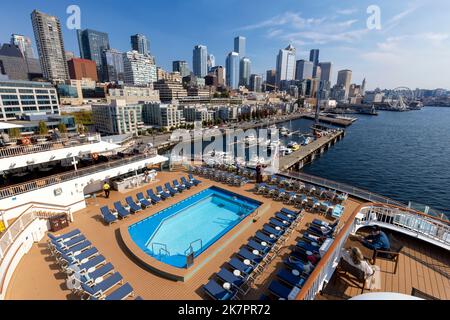 Die Skyline von Seattle im Stadtzentrum von Seattle wurde vom Kreuzschiff am Pier 66 in Seattle, Washington, USA, aus gesehen Stockfoto