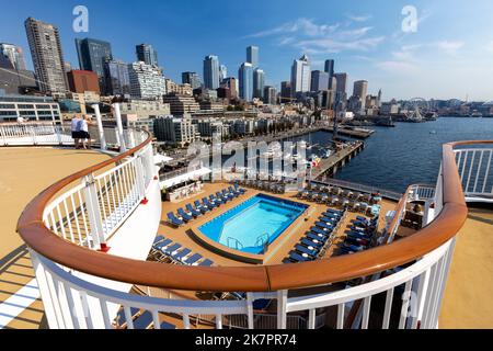 Die Skyline von Seattle im Stadtzentrum von Seattle wurde vom Kreuzschiff am Pier 66 in Seattle, Washington, USA, aus gesehen Stockfoto