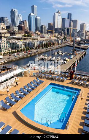 Die Skyline von Seattle im Stadtzentrum von Seattle wurde vom Kreuzschiff am Pier 66 in Seattle, Washington, USA, aus gesehen Stockfoto