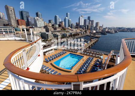 Die Skyline von Seattle im Stadtzentrum von Seattle wurde vom Kreuzschiff am Pier 66 in Seattle, Washington, USA, aus gesehen Stockfoto