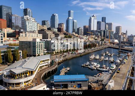 Downtown Seattle Skyline von der Pier 66 Waterfront aus gesehen - Seattle, Washington, USA Stockfoto
