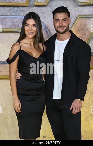 London, Großbritannien. 18. Oktober 2022. 18.. Oktober 2022. London, Großbritannien. Ekin-su Culculoglu und Davide Sanclimenti bei der UK-Premiere von Black Adam. Quelle: Doug Peters/Alamy Live News Stockfoto