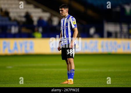 Sheffield, Großbritannien. 18. Oktober 2022. Will Trueman #38 von Sheffield Mittwoch während des Papa John's Trophy Spiels Sheffield Wednesday vs Leicester City U21 in Hillsborough, Sheffield, Großbritannien, 18.. Oktober 2022 (Foto von Ben Early/News Images) in Sheffield, Großbritannien am 10/18/2022. (Foto von Ben Early/News Images/Sipa USA) Quelle: SIPA USA/Alamy Live News Stockfoto