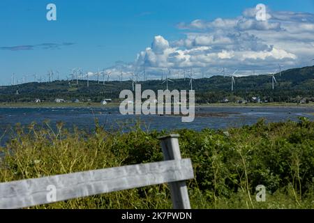 Am 26 2022. Juli werden im Projekt Elle in der Nähe von Cap Chat in der Region Gaspesie in Quebec Windenergieanlagen abgebildet. Stockfoto