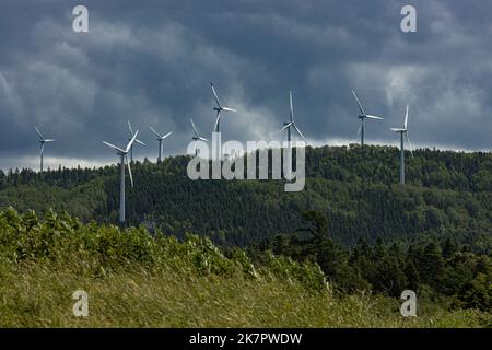 Am 26 2022. Juli werden im Projekt Elle in der Nähe von Cap Chat in der Region Gaspesie in Quebec Windenergieanlagen abgebildet. Stockfoto