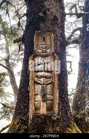 Traditionelle lebende Baumtotem-Schnitzereien auf dem Mount Roberts Trail - Juneau, Alaska, USA Stockfoto