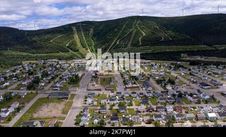 Das Skigebiet Mont Miller ist am 27. Juli 2022 im Hintergrund der Stadt Murdochville abgebildet. Stockfoto