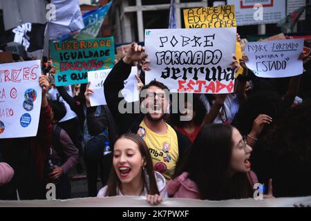 Sao Paulo, Brasilien. 18. Oktober 2022. SP - Sao Paulo - 10/18/2022 - SAO PAULO, GESETZ GEGEN BILDUNGSKÜRZUNGEN - Bewegung von Studenten während eines Akts von Schulen, Bildungseinrichtungen und Universitäten gegen Bildungsbudgetkürzungen, auf Paulista Avenue, im Stadtzentrum von Sao Paulo, an diesem Dienstag (18). Foto: Ettore Chiereguini/AGIF/Sipa USA Quelle: SIPA USA/Alamy Live News Stockfoto